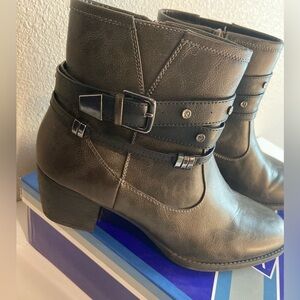 White Mountain~NIB~Charcoal Ankle Bootie~Western Flair~Side Zip Closure~Size 10M